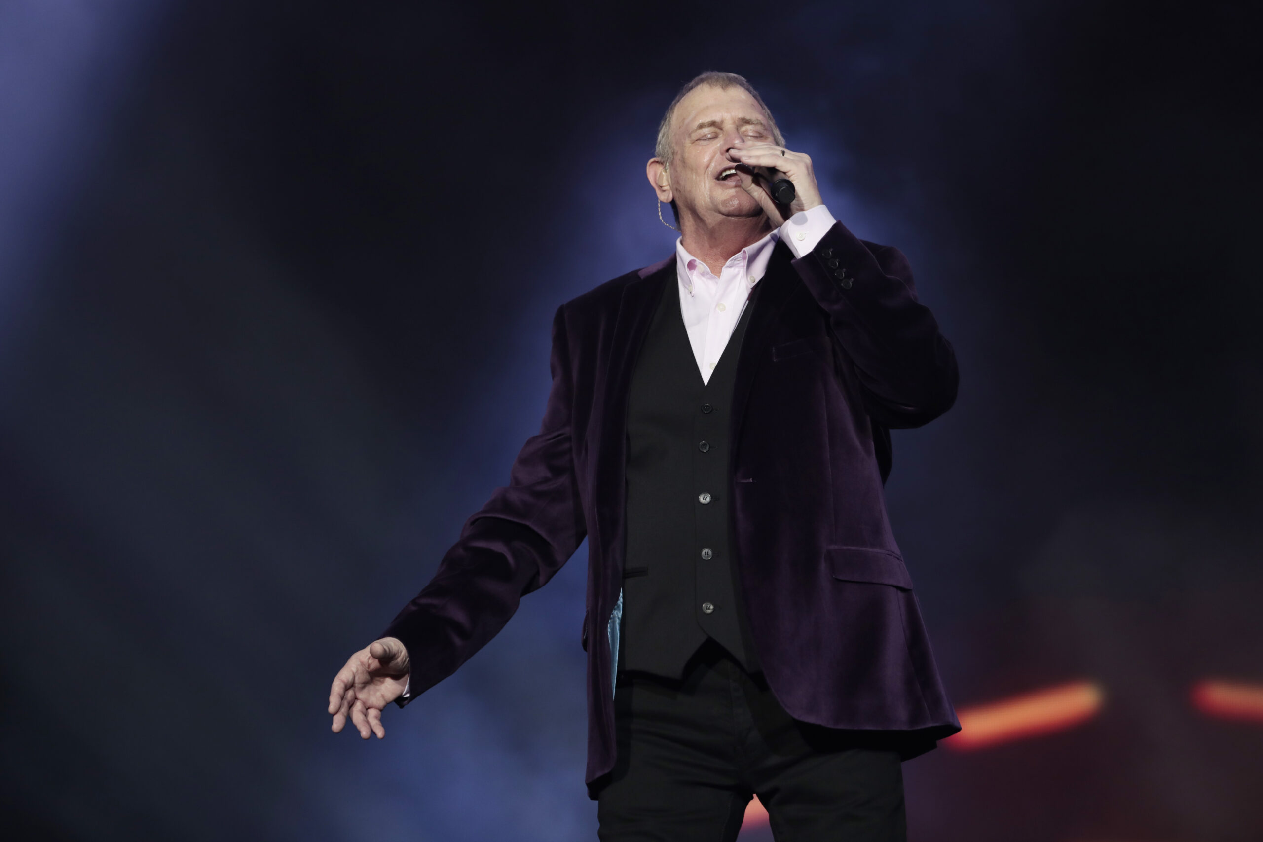 Aussie music legend John Farnham back in hospital