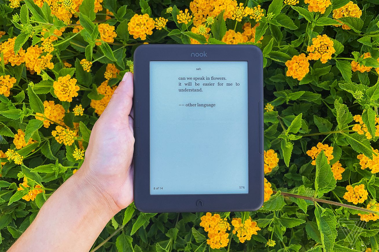 Barnes & Noble is reinventing itself, but not its e-readers