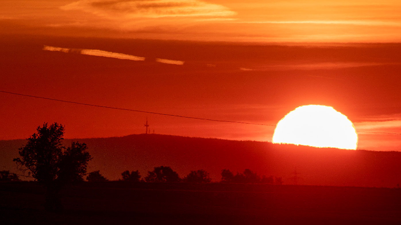 Fire warnings escalate as heatwave hits NSW, Queensland
