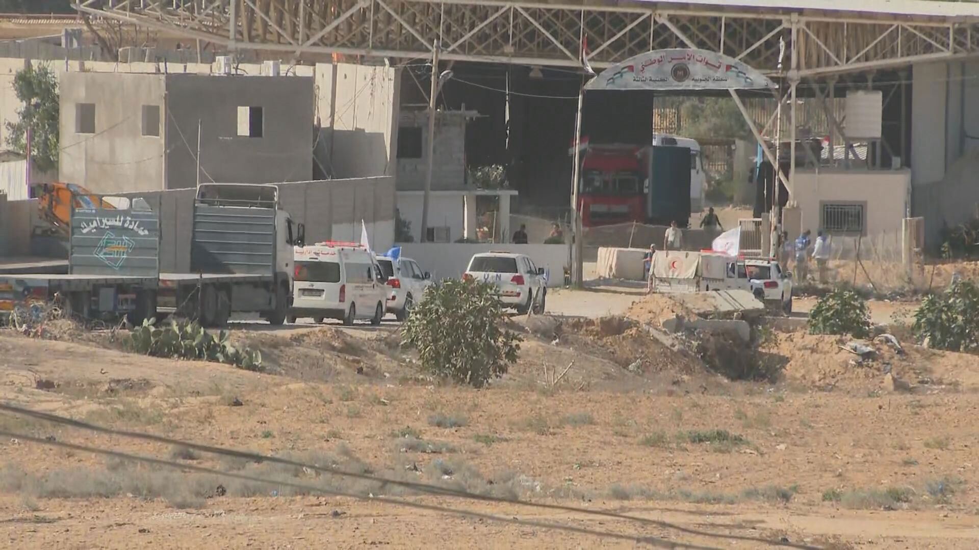 Aid starts moving into the Gaza Strip after two weeks of war