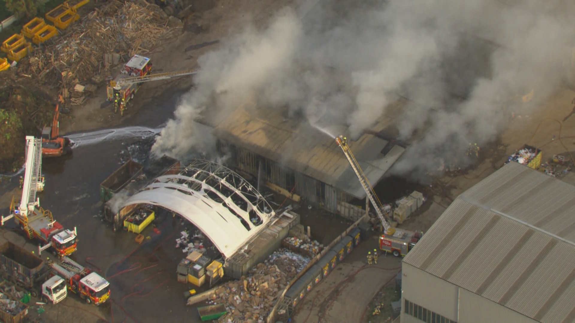 Firefighters Fight Major Blaze At Melbourne Factory - Mingooland