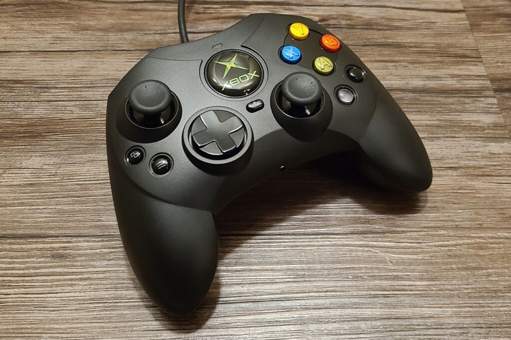 Hyperkin is rereleasing the original Xbox ‘Controller S’ with Hall ...