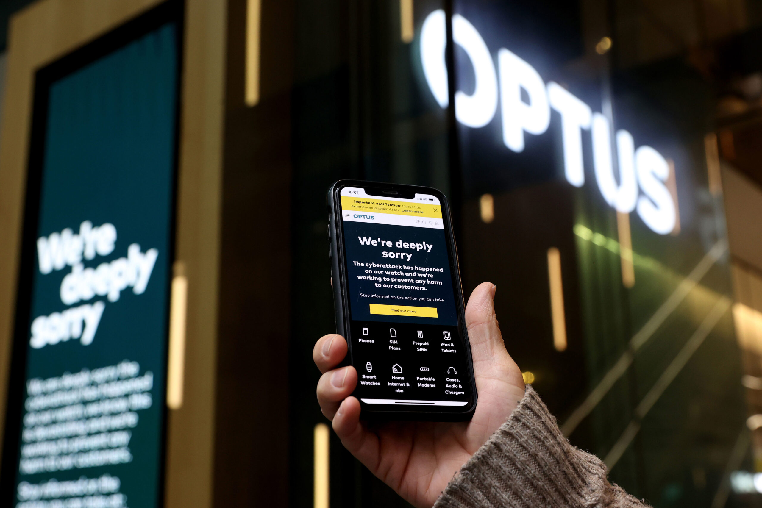 Optus admits almost 2700 triple zero calls failed during outage