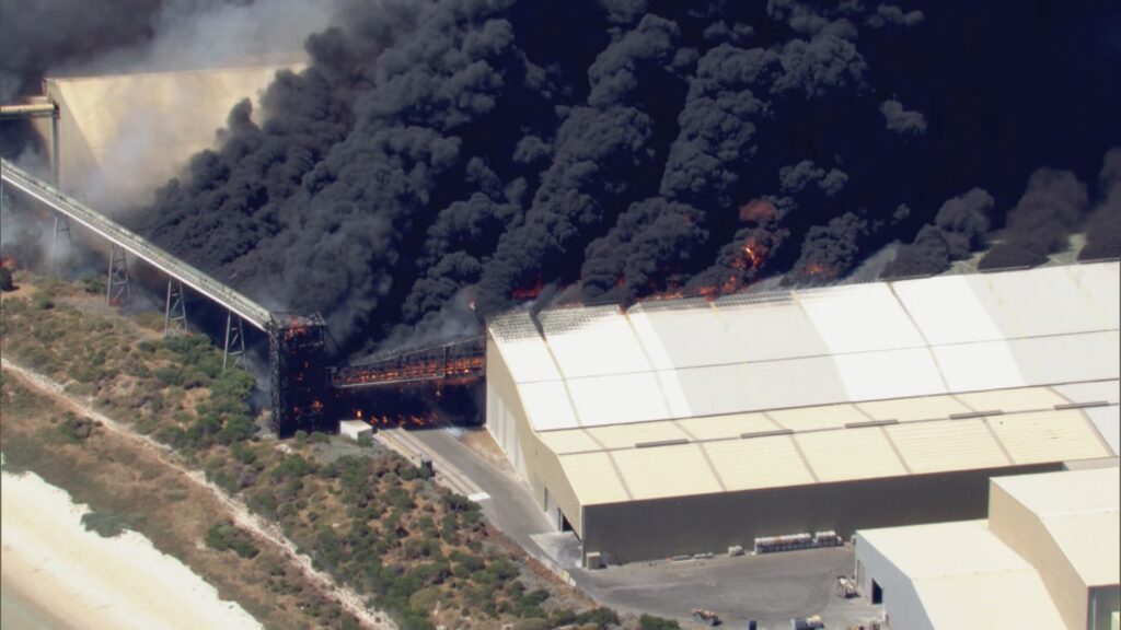 Perth Explosion Factory fire sends hazardous plumes of smoke across suburbs south of ...