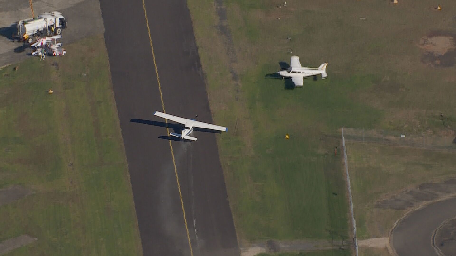 Light plane makes crash landing at Bankstown Airport - Mingooland