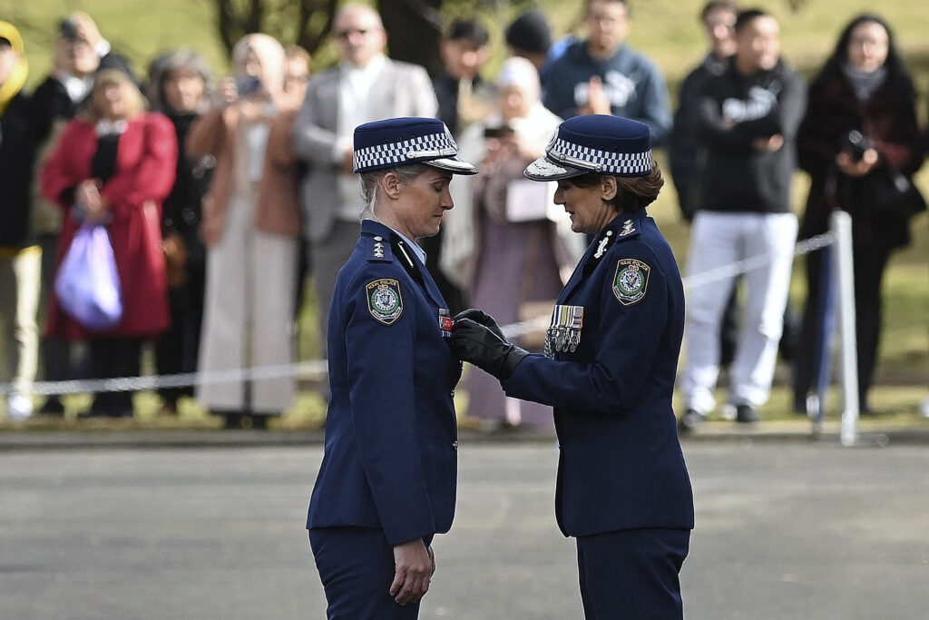Hero police officer receives bravery award after shooting dead Bondi ...