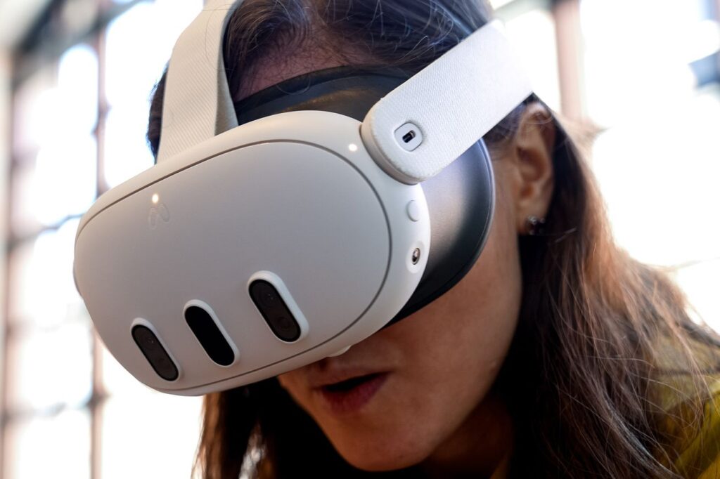 Meta tests Vision Pro-like freeform virtual screen placement for Quest ...