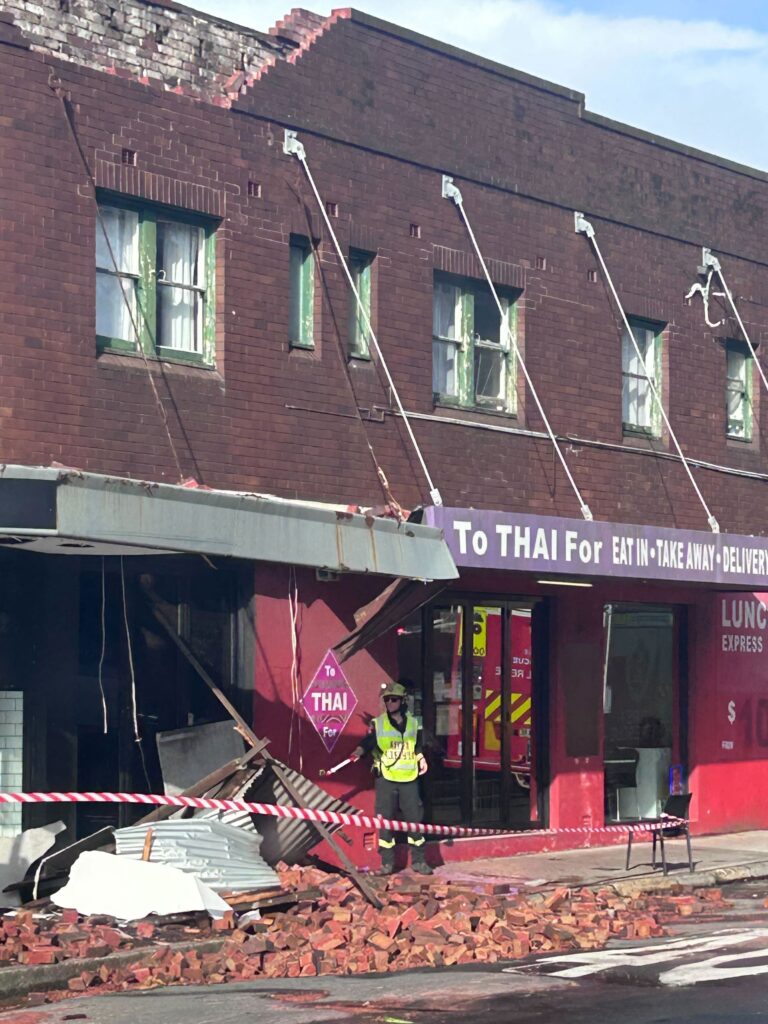 Restaurant roof collapses on busy street in freak storm – Mingooland