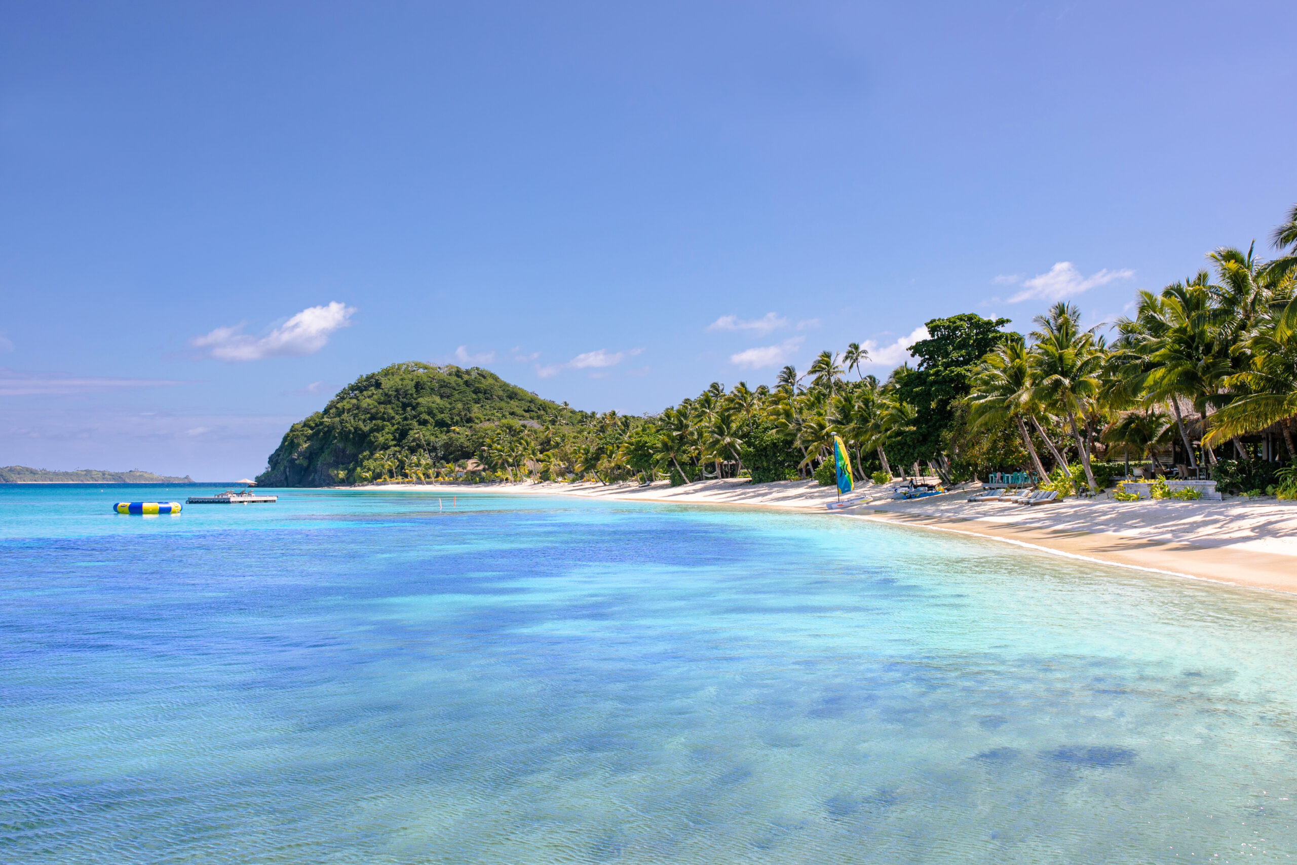 Two Australians hospitalised after suspected cocktail poisoning in Fiji