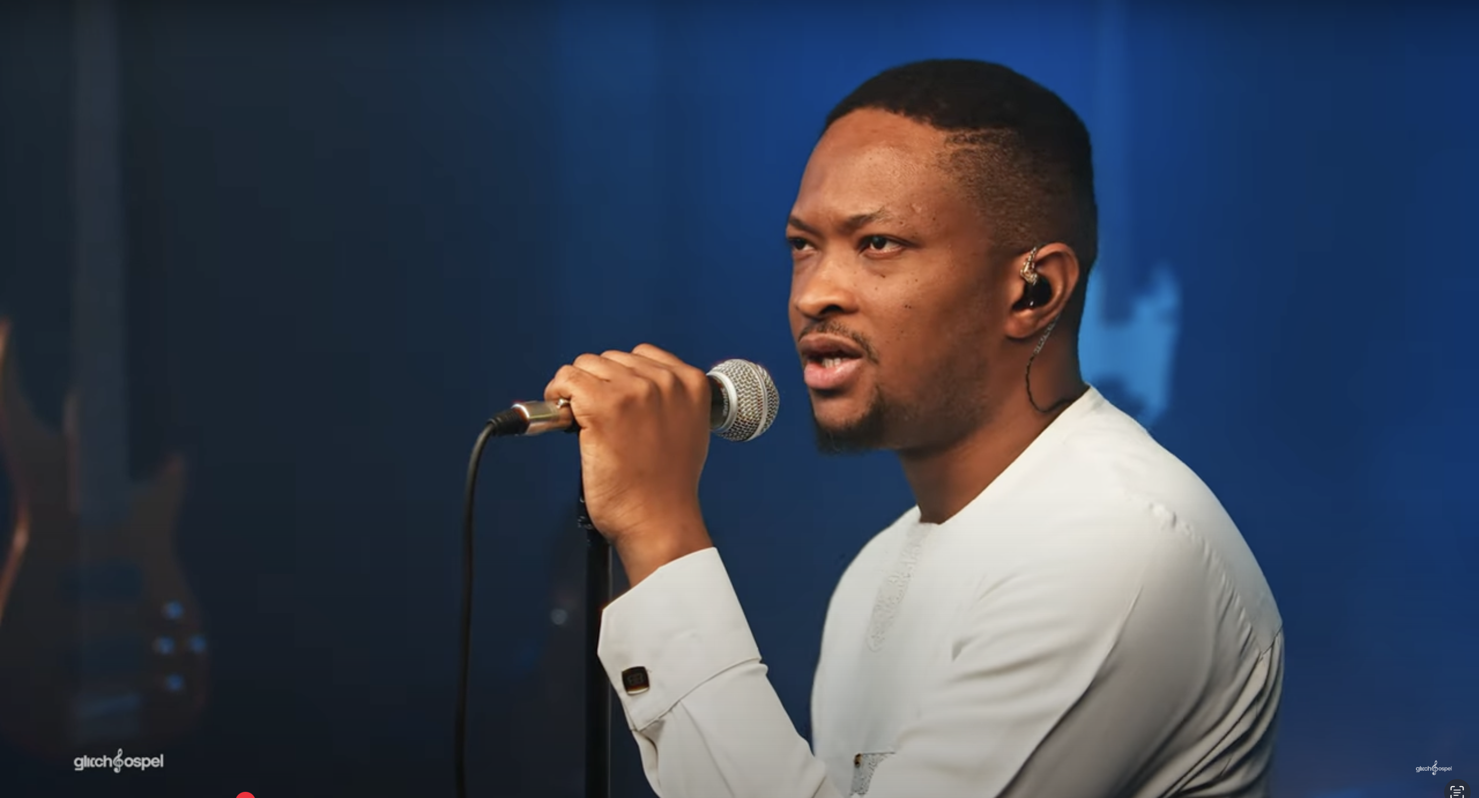 Godswill Oyor Delivers a Stirring Live Performance of “Favour” on Glitch Gospel